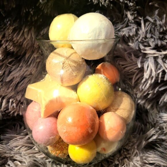 HOST PICK!!!!A bundle of bath bombs, moisturizing and nonirritating! For baths! - Picture 1 of 4